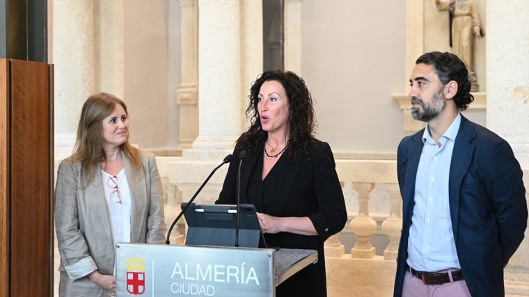 La alcaldesa de Almería, María del Mar Vázquez, durante la presentación de la nueva campaña turística