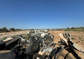 El Gobierno de Mazón denuncia a la Confederación del Júcar por vertidos de residuos y vehículos junto al barranco del Poyo