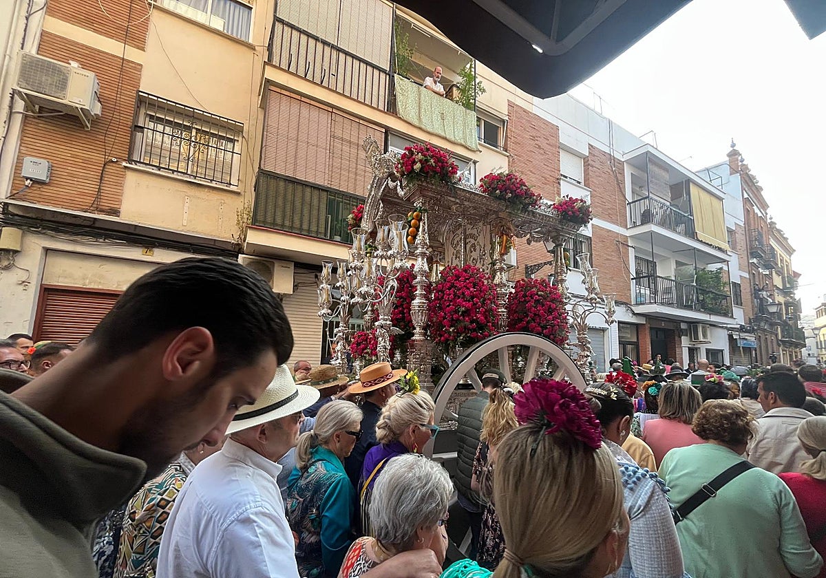 Sergio Rico acompaña a la Hermandad del Rocío de Triana