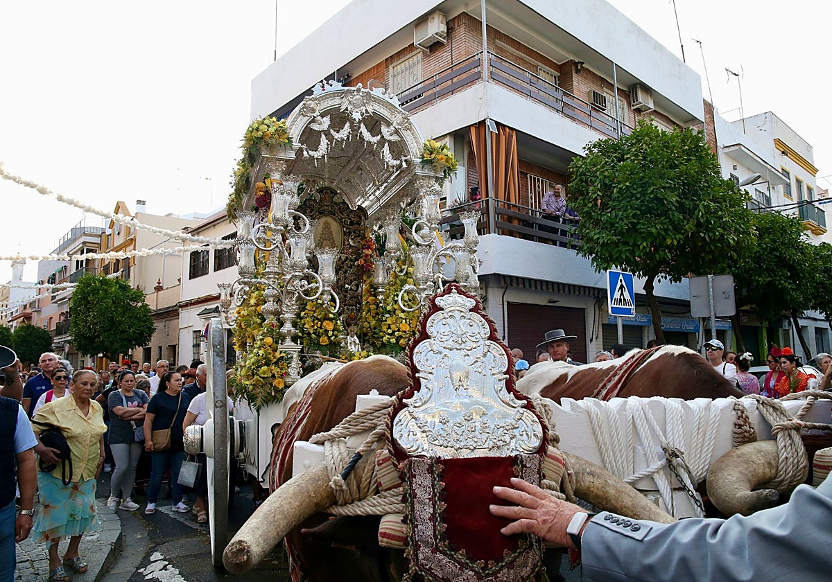 La carreta del Rocío del Cerro del Águila por el barrio
