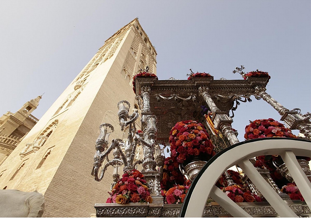 La carreta de la hermandad del Rocío de Sevilla a los pies de la Giralda