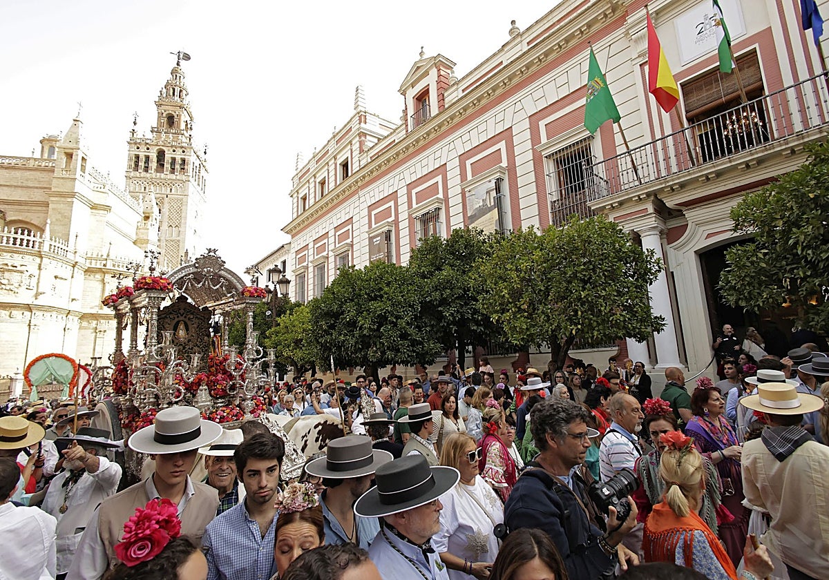 La carreta con el Simpecado de la hermandad de Sevilla por la Plaza del Triunfo