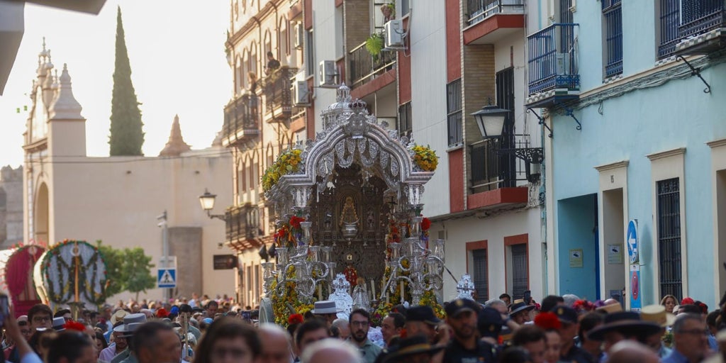 La macarena parte hacia el rocío con una ciudad engalanada y el corazón lleno de esperanza