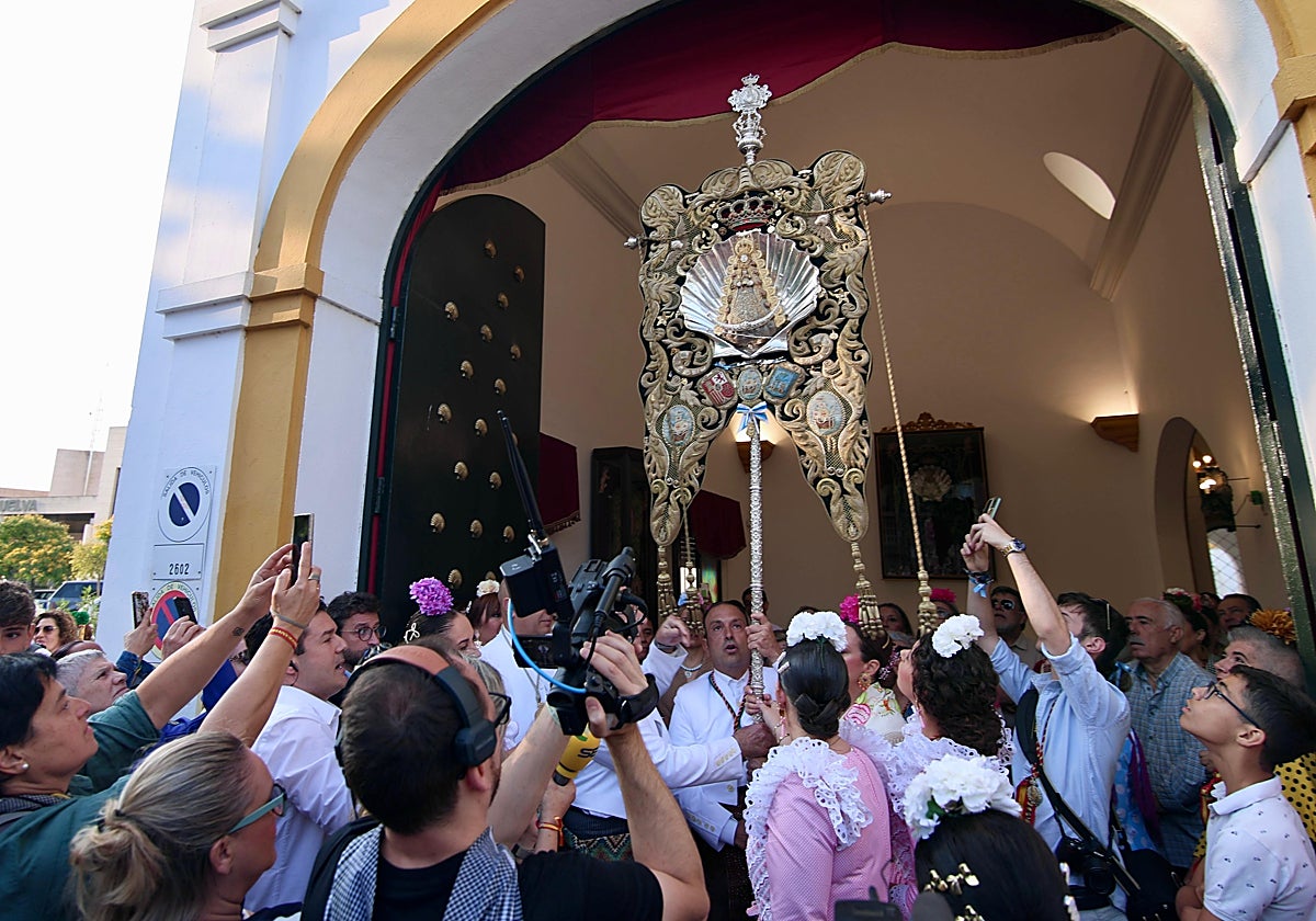 Rezos y vivas al Simpecado de la hermandad de Emigrantes en Huelva