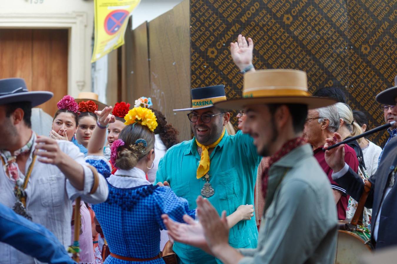 Primeros compases de la peregrinación de la Hermandad del Rocío de la Macarena