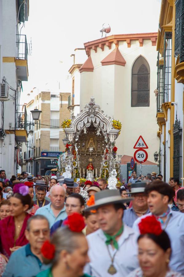 Primeros compases de la peregrinación de la Hermandad del Rocío de la Macarena