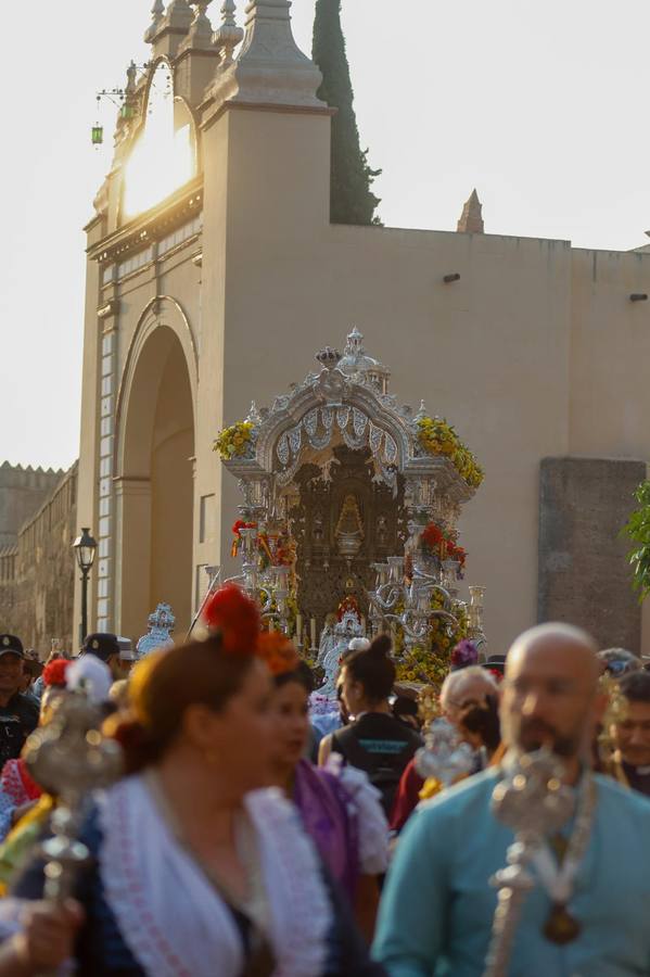 Primeros compases de la peregrinación de la Hermandad del Rocío de la Macarena