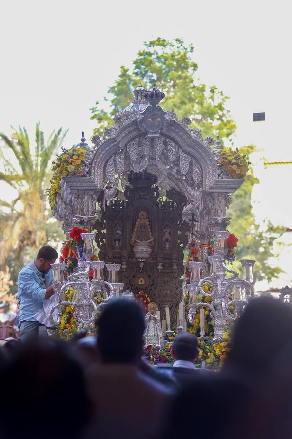 Primeros compases de la peregrinación de la Hermandad del Rocío de la Macarena