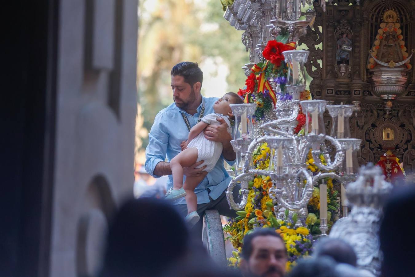 Primeros compases de la peregrinación de la Hermandad del Rocío de la Macarena