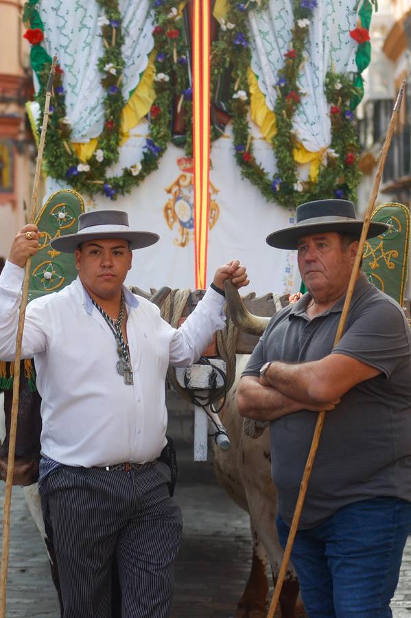 Primeros compases de la peregrinación de la Hermandad del Rocío de la Macarena