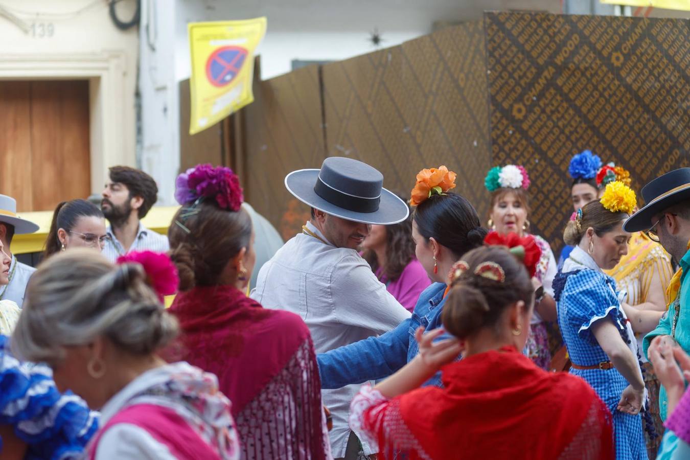Primeros compases de la peregrinación de la Hermandad del Rocío de la Macarena
