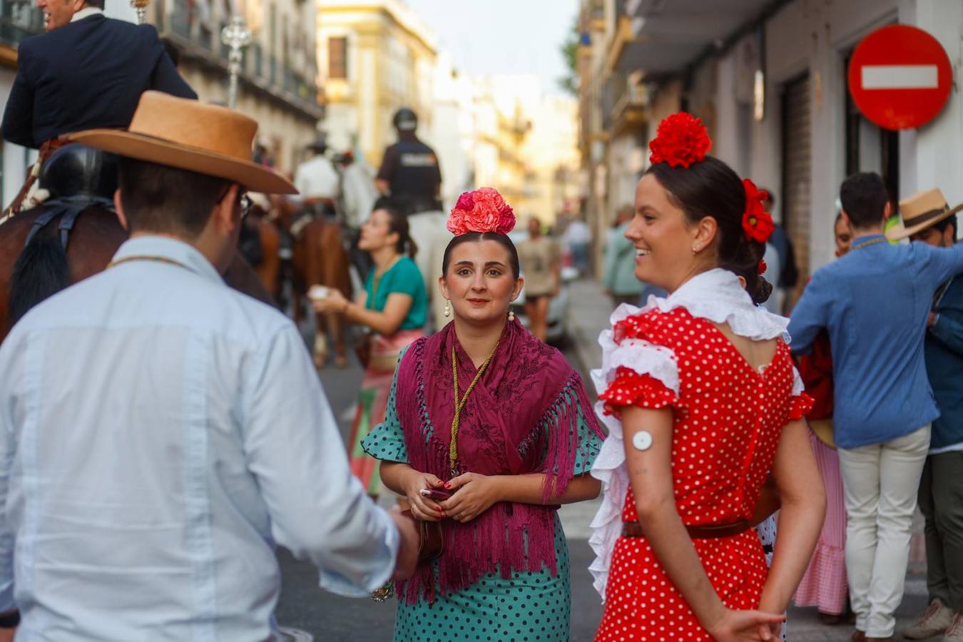 Primeros compases de la peregrinación de la Hermandad del Rocío de la Macarena
