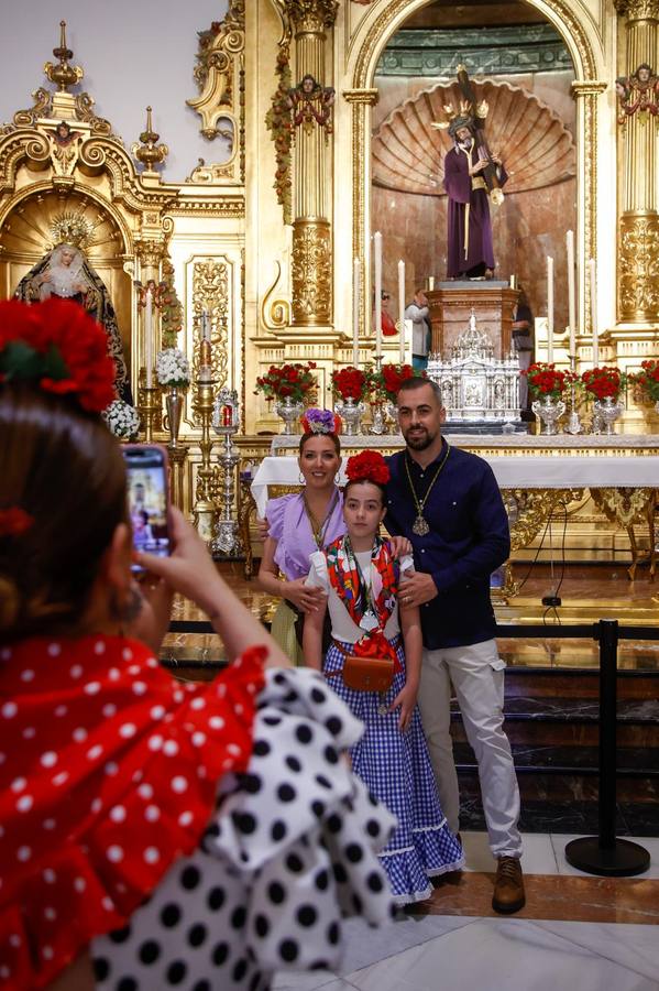 Primeros compases de la peregrinación de la Hermandad del Rocío de la Macarena