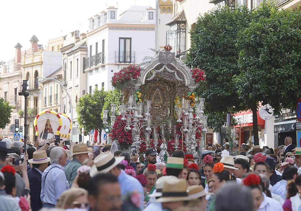 Primeros compases de peregrinación de la Hermandad del Rocío de Triana