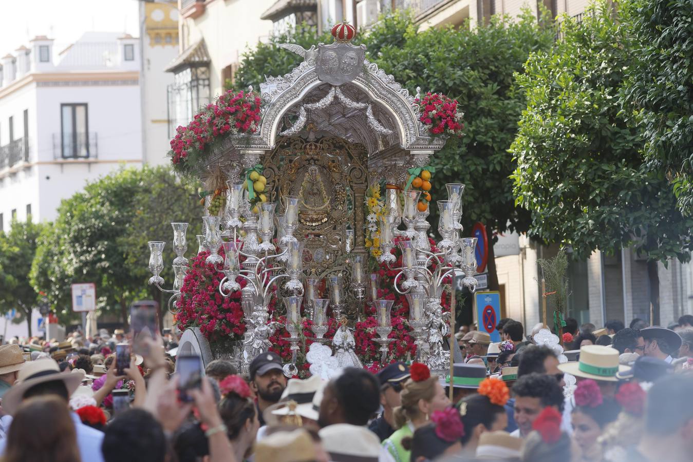 Primeros compases de peregrinación de la Hermandad del Rocío de Triana
