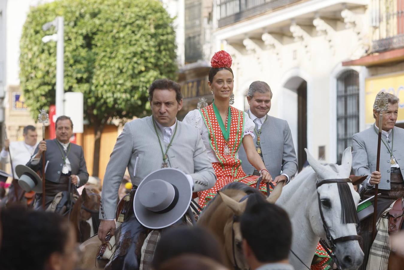 Primeros compases de peregrinación de la Hermandad del Rocío de Triana