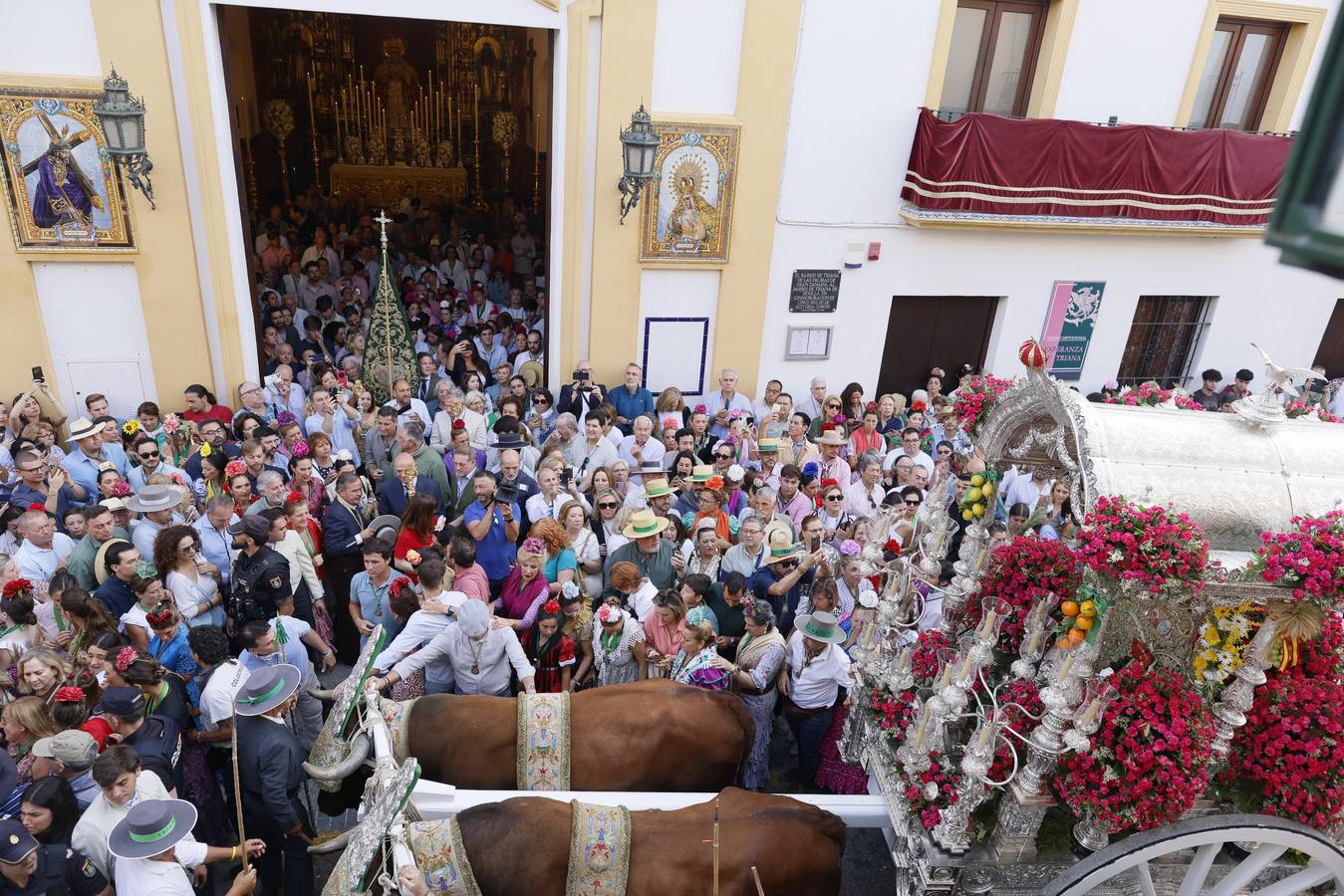 Primeros compases de peregrinación de la Hermandad del Rocío de Triana