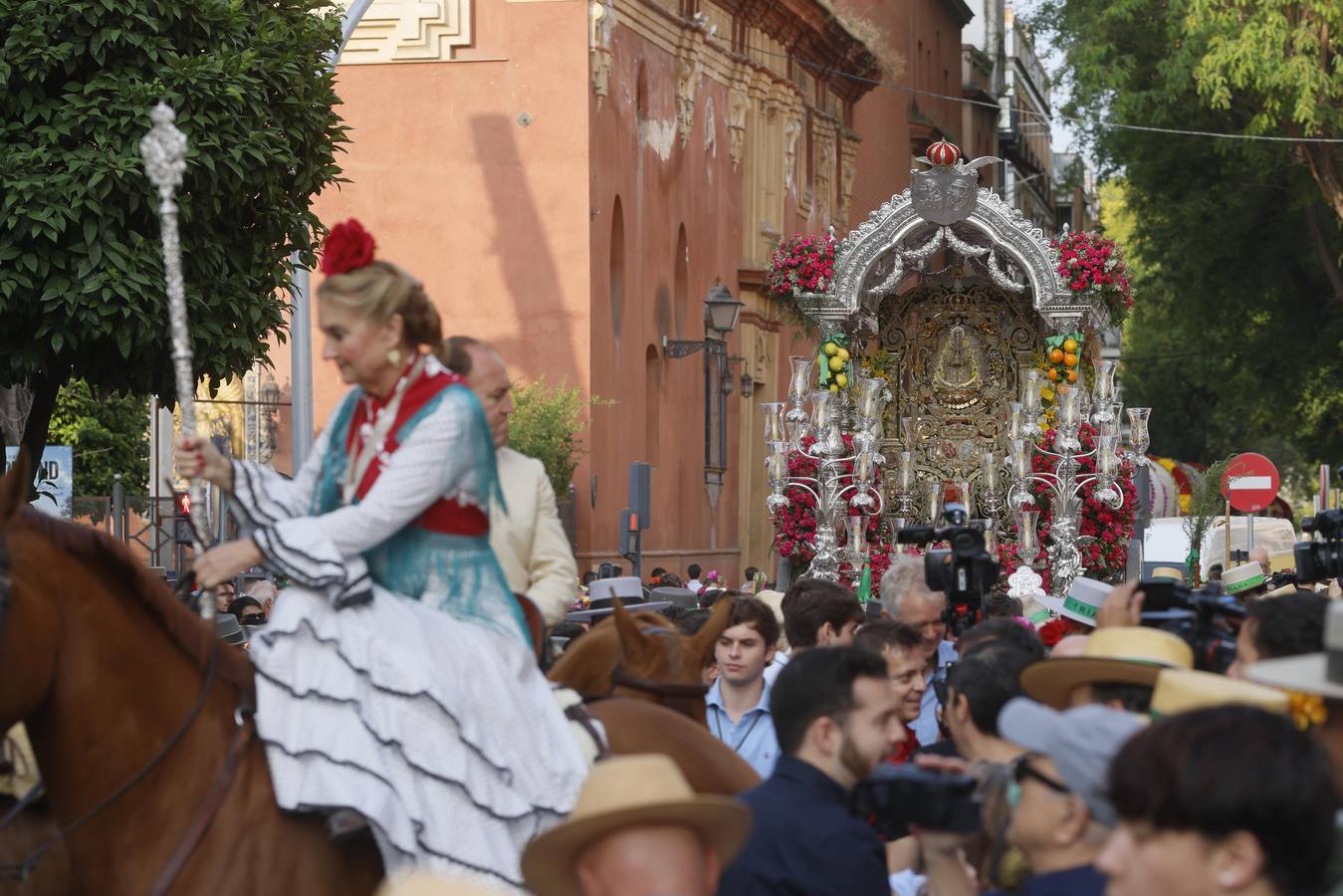 Primeros compases de peregrinación de la Hermandad del Rocío de Triana