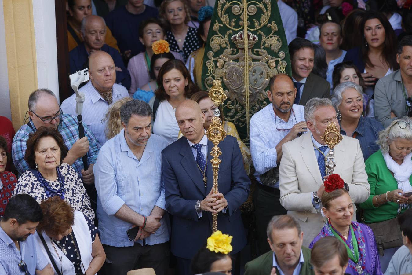 Primeros compases de peregrinación de la Hermandad del Rocío de Triana