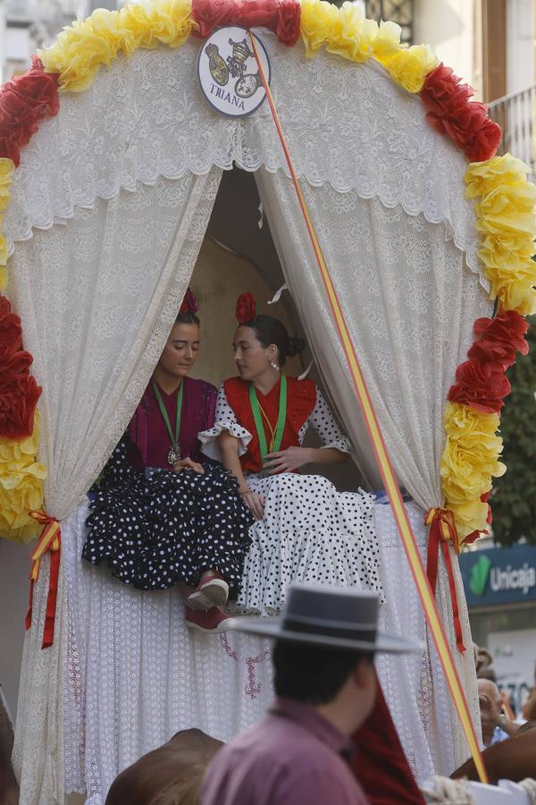 Primeros compases de peregrinación de la Hermandad del Rocío de Triana