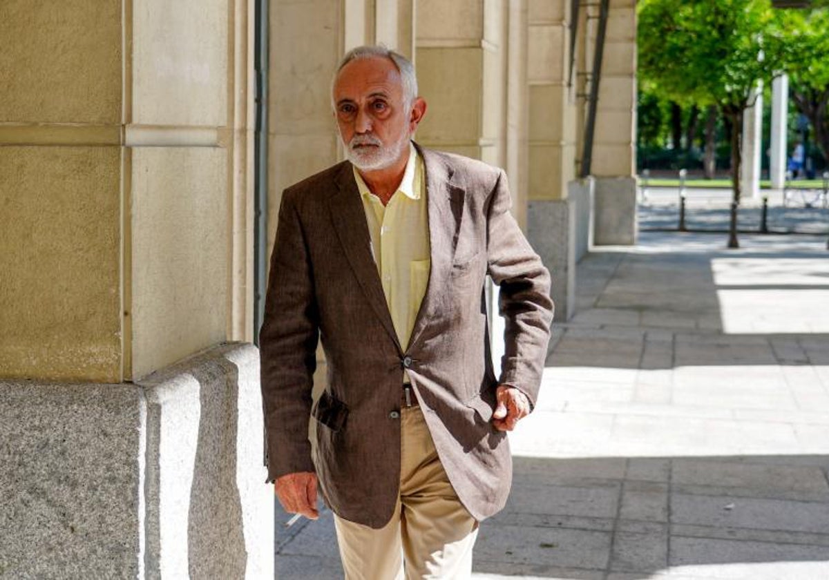 El exdirector general de la fundación Faffe, Fernando José Villén Rueda, a su llegada a la Audiencia de Sevilla en junio del 2023