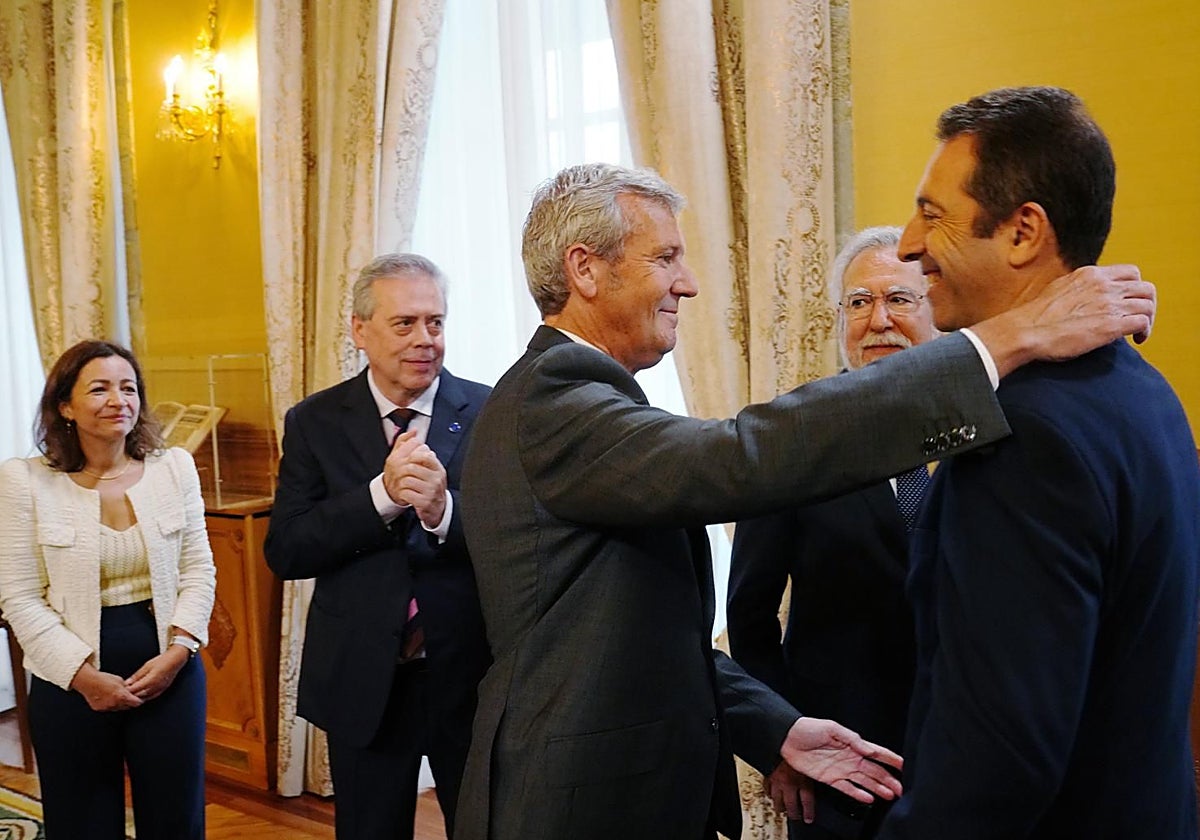 Alfonso Rueda abraza a Alfonso Villares en la toma de posesión este jueves de su sucesora, Marta Villaverde (izda.)