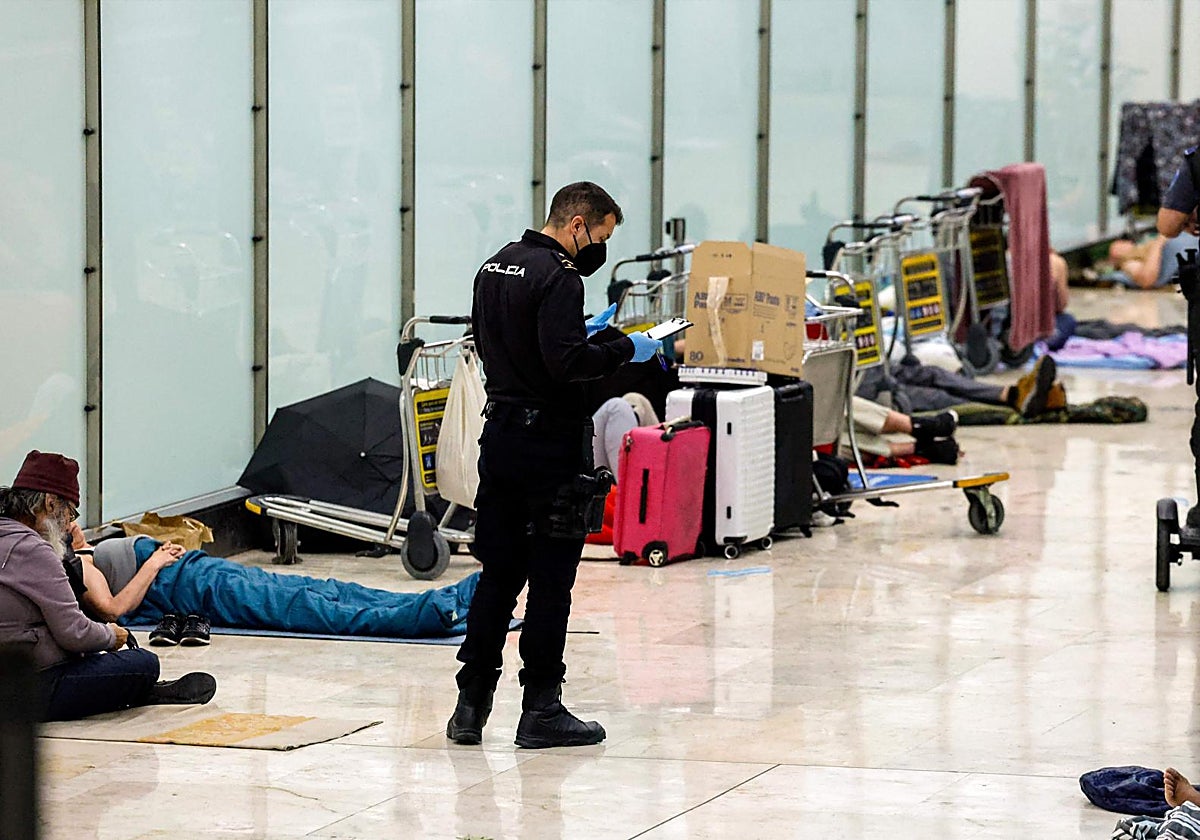 Varios sintecho, en la terminal 4 de Barajas el pasado 28 de mayo