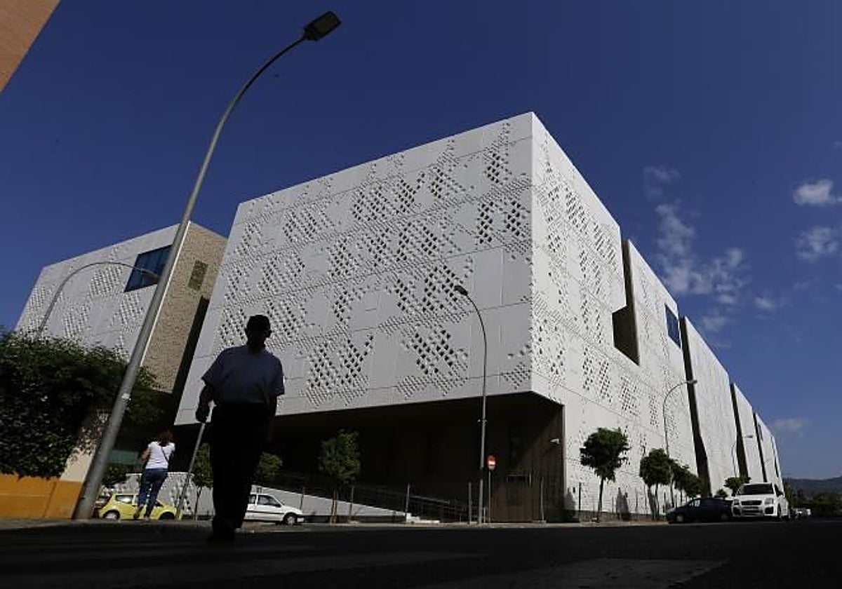 Un hombre camina frente a la Ciudad de la Justicia de Córdoba