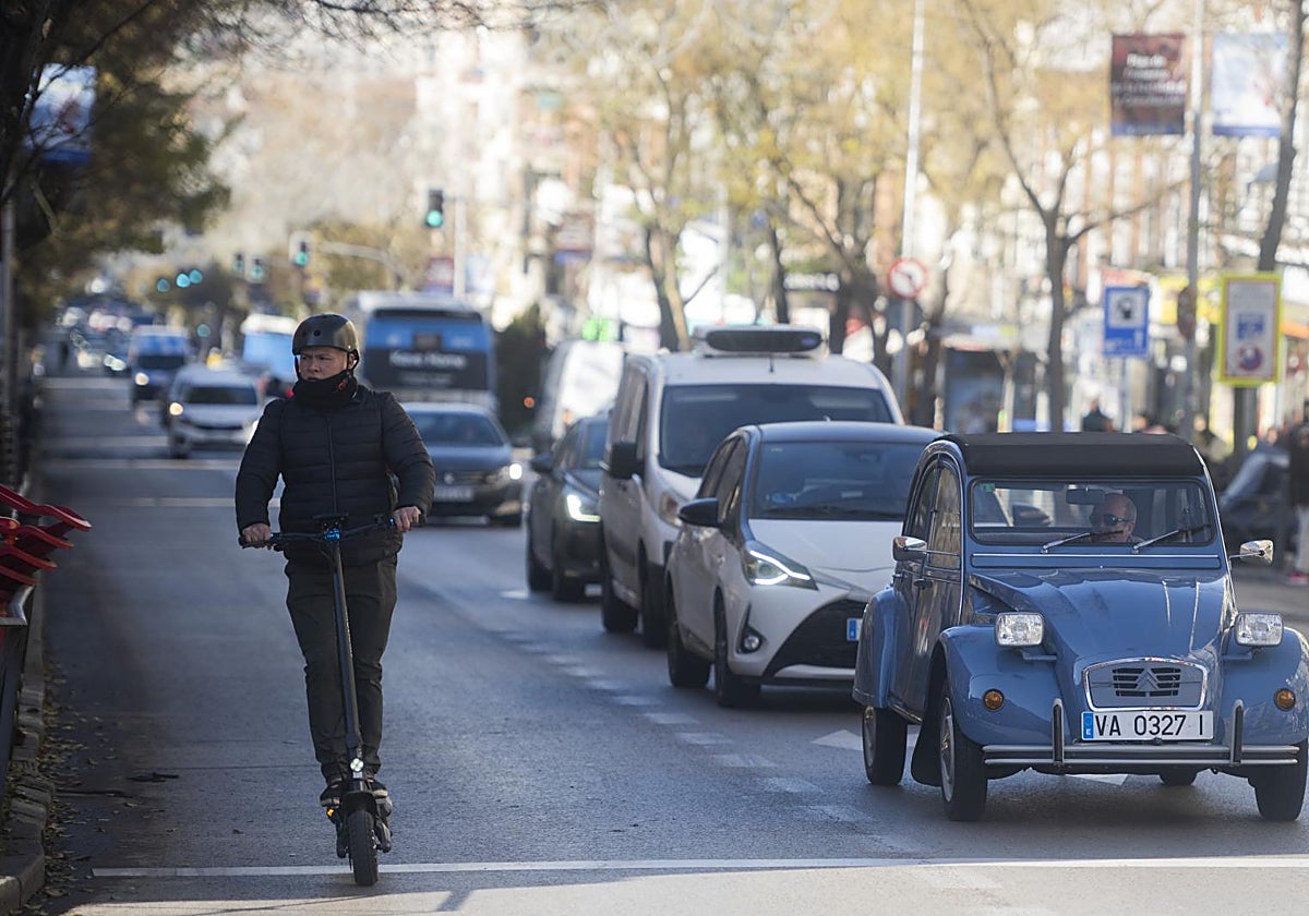 Un vehículo antigua en el centro de la capital