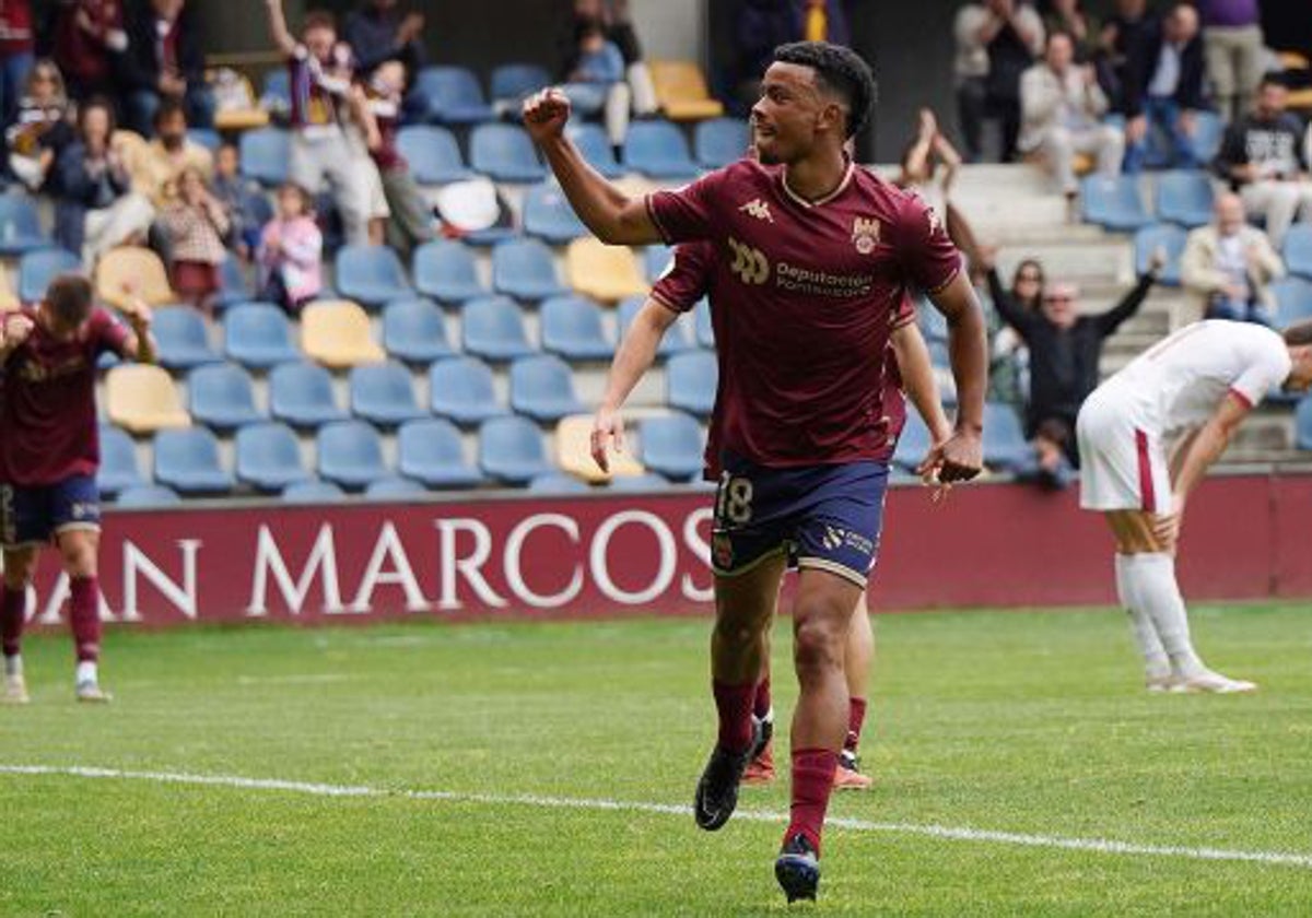 Dalisson de Almeida celebra un gol con el Pontevedra
