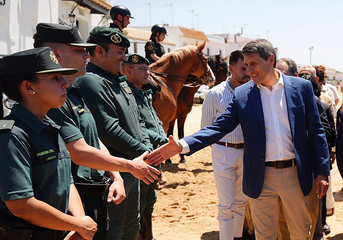 El delegado del Gobierno de España en Andalucía, Pedro Fernández, saluda a agentes de la Guardia Civil que trabajan en El Rocío durante la romería 2025