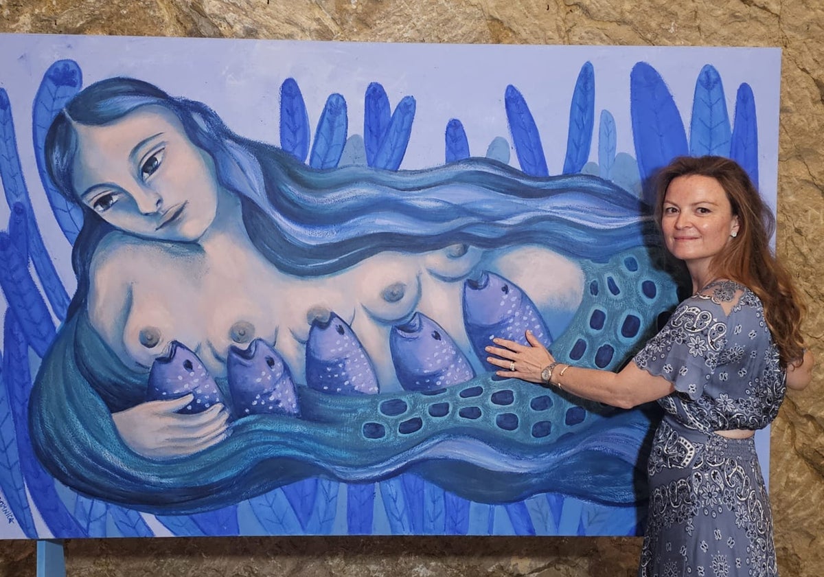 Imagen de la artista alicantina Sómnica Bernabeu con una de las obras de la exposición 'Sirenas'