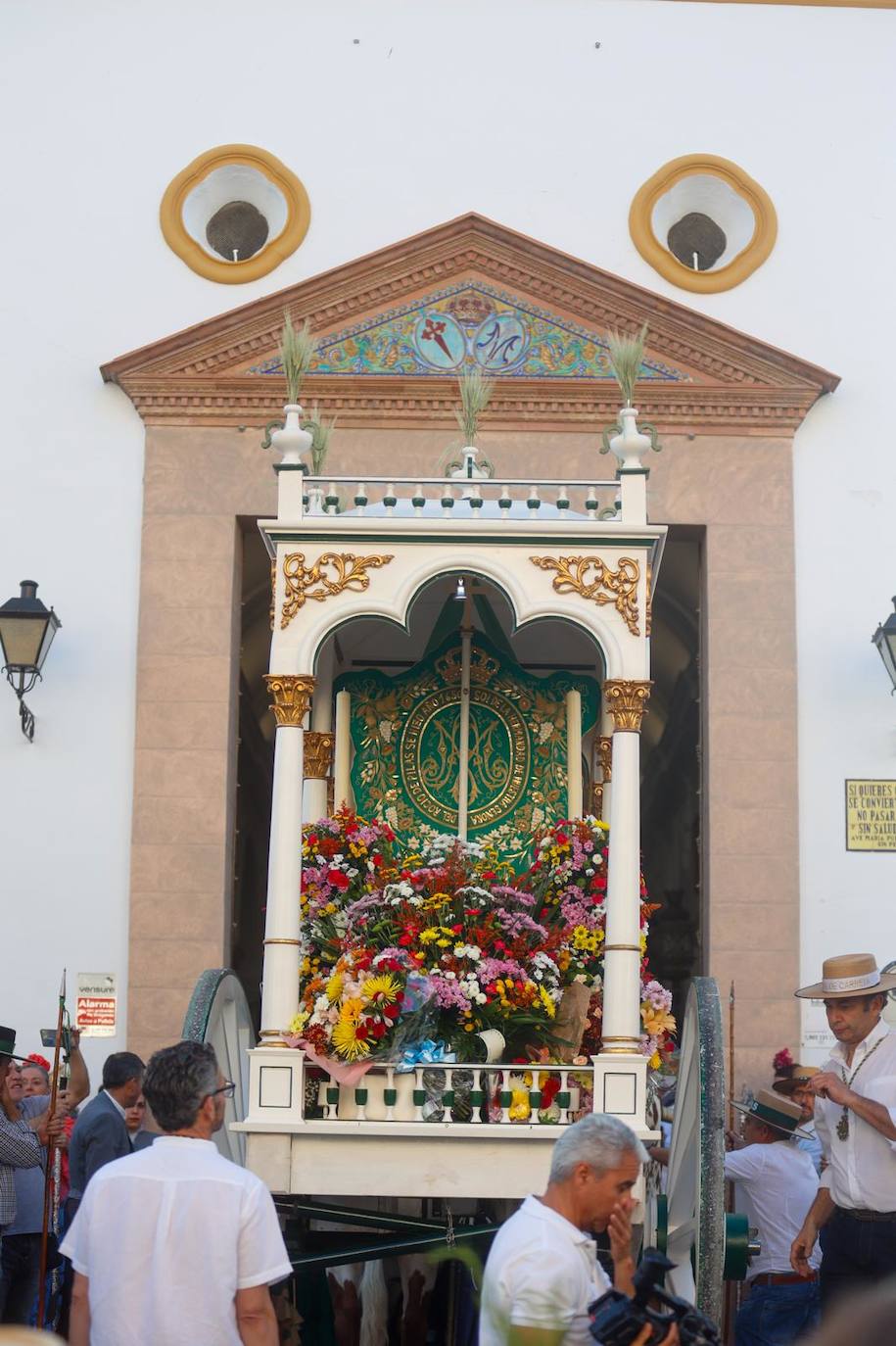 Salida de la hermandad de Pilas hacia la aldea del Rocío