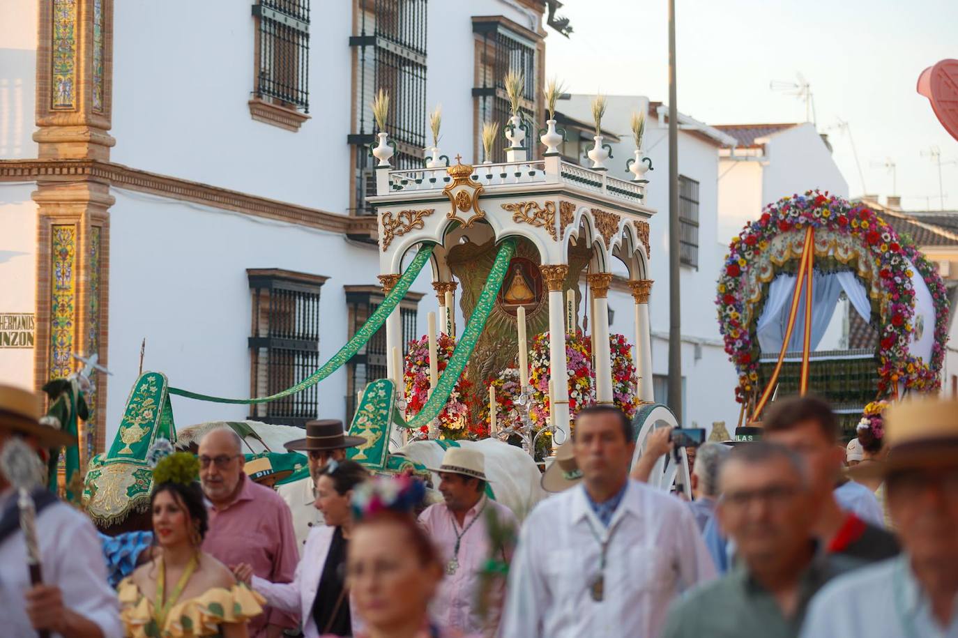 Salida de la hermandad de Pilas hacia la aldea del Rocío