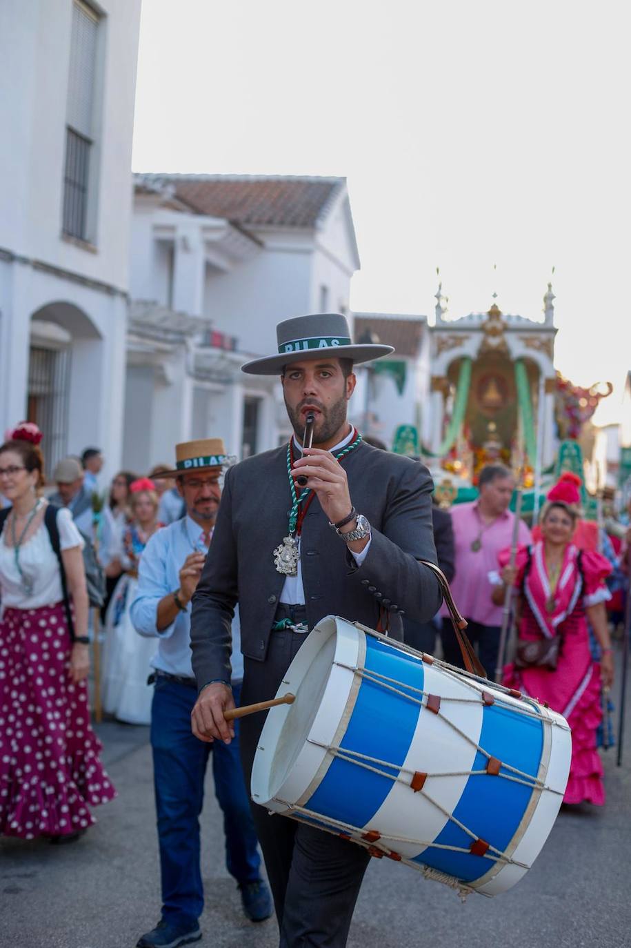 Salida de la hermandad de Pilas hacia la aldea del Rocío