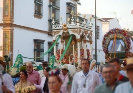 El simpecado del Rocío de Pilas en la réplica de la antigua carreta de madera