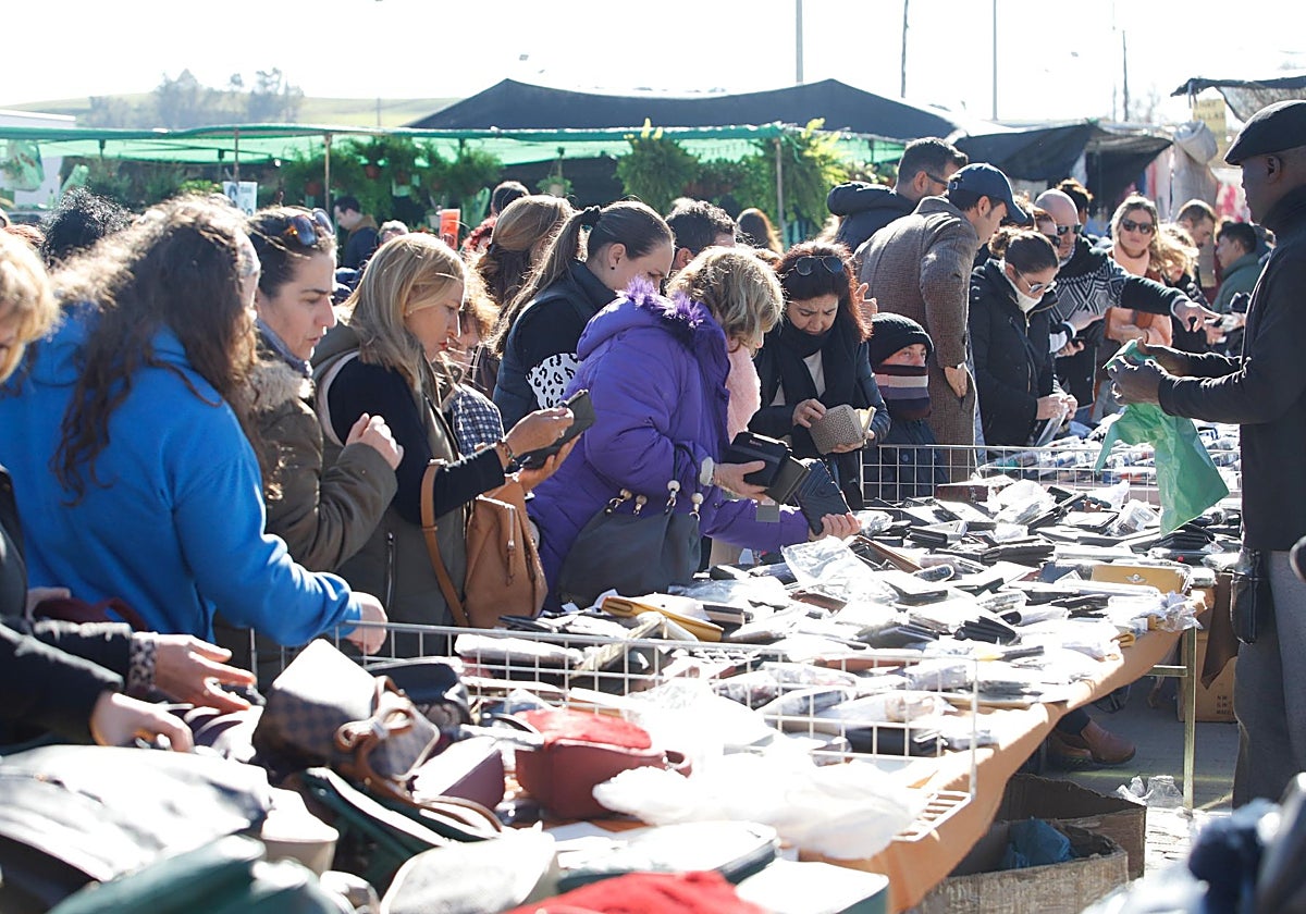 Mercadillo del Arenal un domingo de invierno en Córdoba