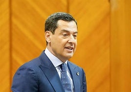 Juanma Moreno ve «ridículo» el uso del pinganillo en la Conferencia de Presidentes