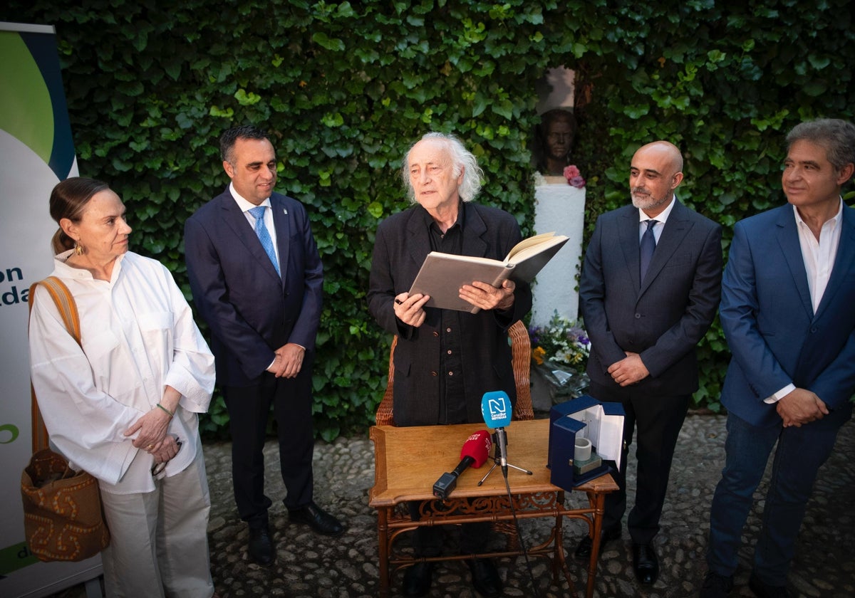 Amancio Prada, flanqueado por Laura García Lorca, Francis Rodríguez, José Manuel Molino y Juan Castilla