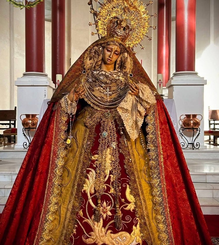La Virgen, preparada para la procesión del sábado