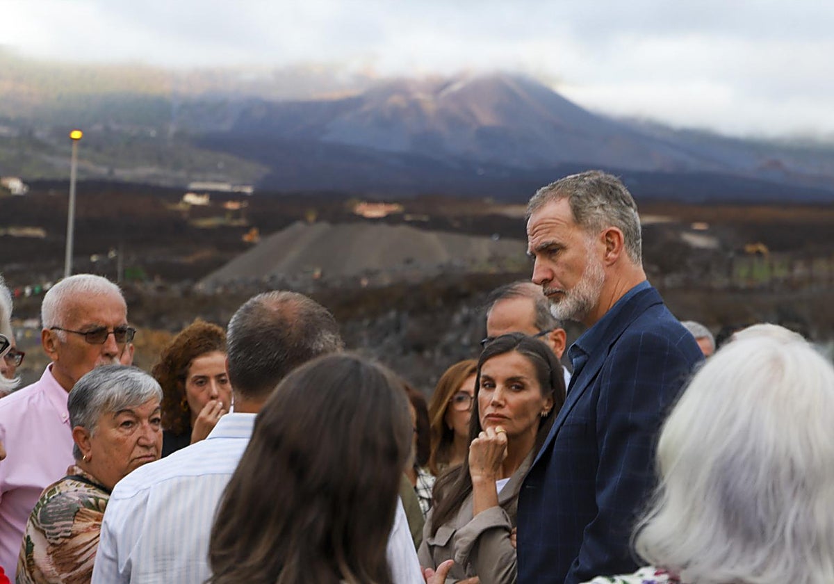 Los Reyes de España, Don Felipe y Doña Letizia este viernes el barrio de La Laguna, en La Palma