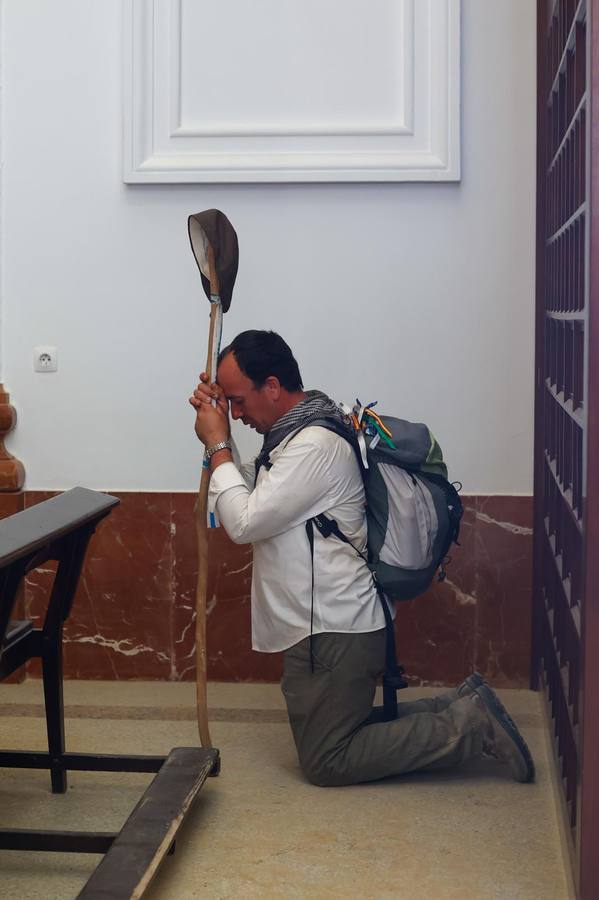 La ermita ha recibido este viernes previo a Pentecostés la visita de miles de romeros