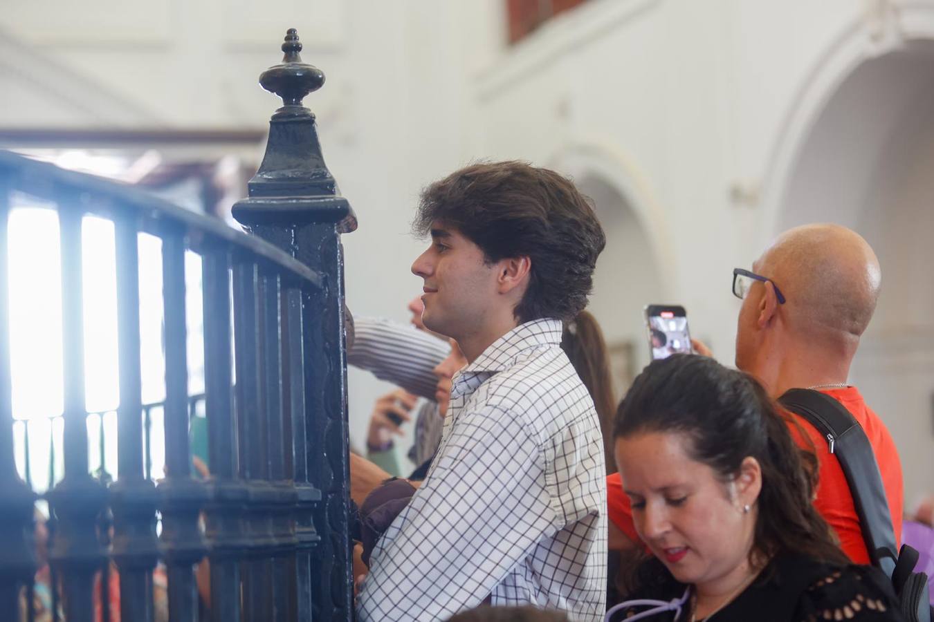 La ermita ha recibido este viernes previo a Pentecostés la visita de miles de romeros