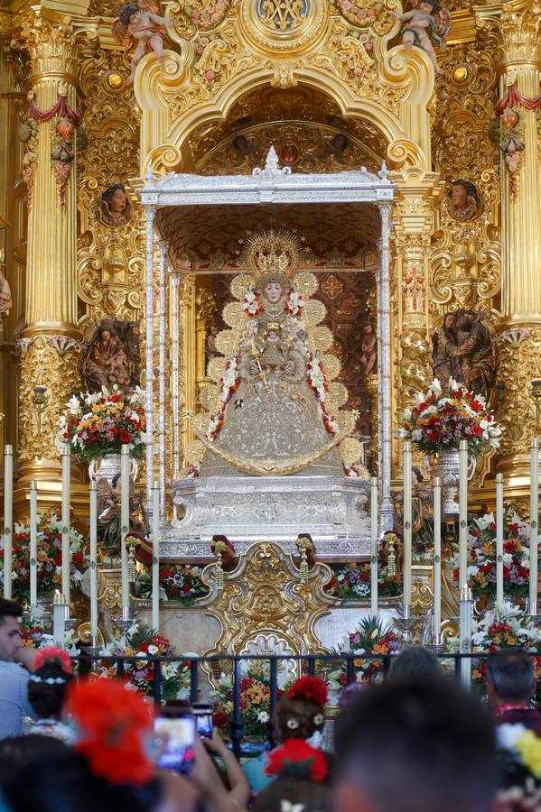 La ermita ha recibido este viernes previo a Pentecostés la visita de miles de romeros