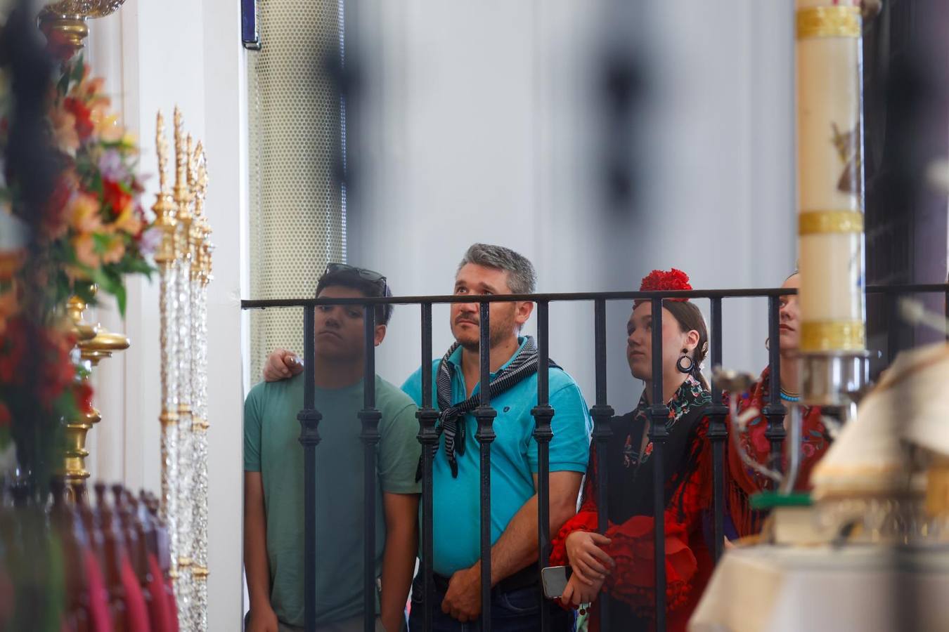 La ermita ha recibido este viernes previo a Pentecostés la visita de miles de romeros