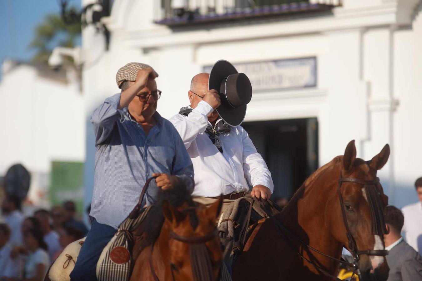 La ermita ha recibido este viernes previo a Pentecostés la visita de miles de romeros