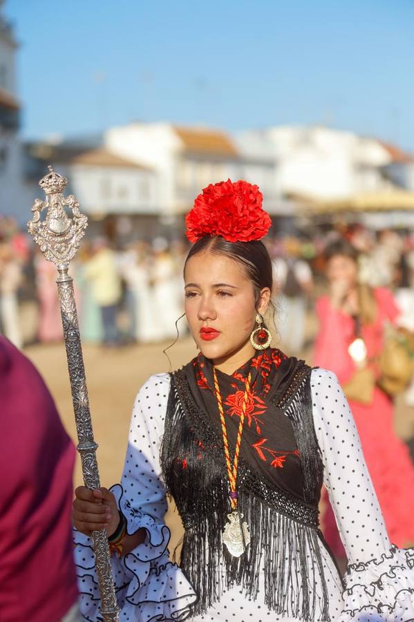 La ermita ha recibido este viernes previo a Pentecostés la visita de miles de romeros