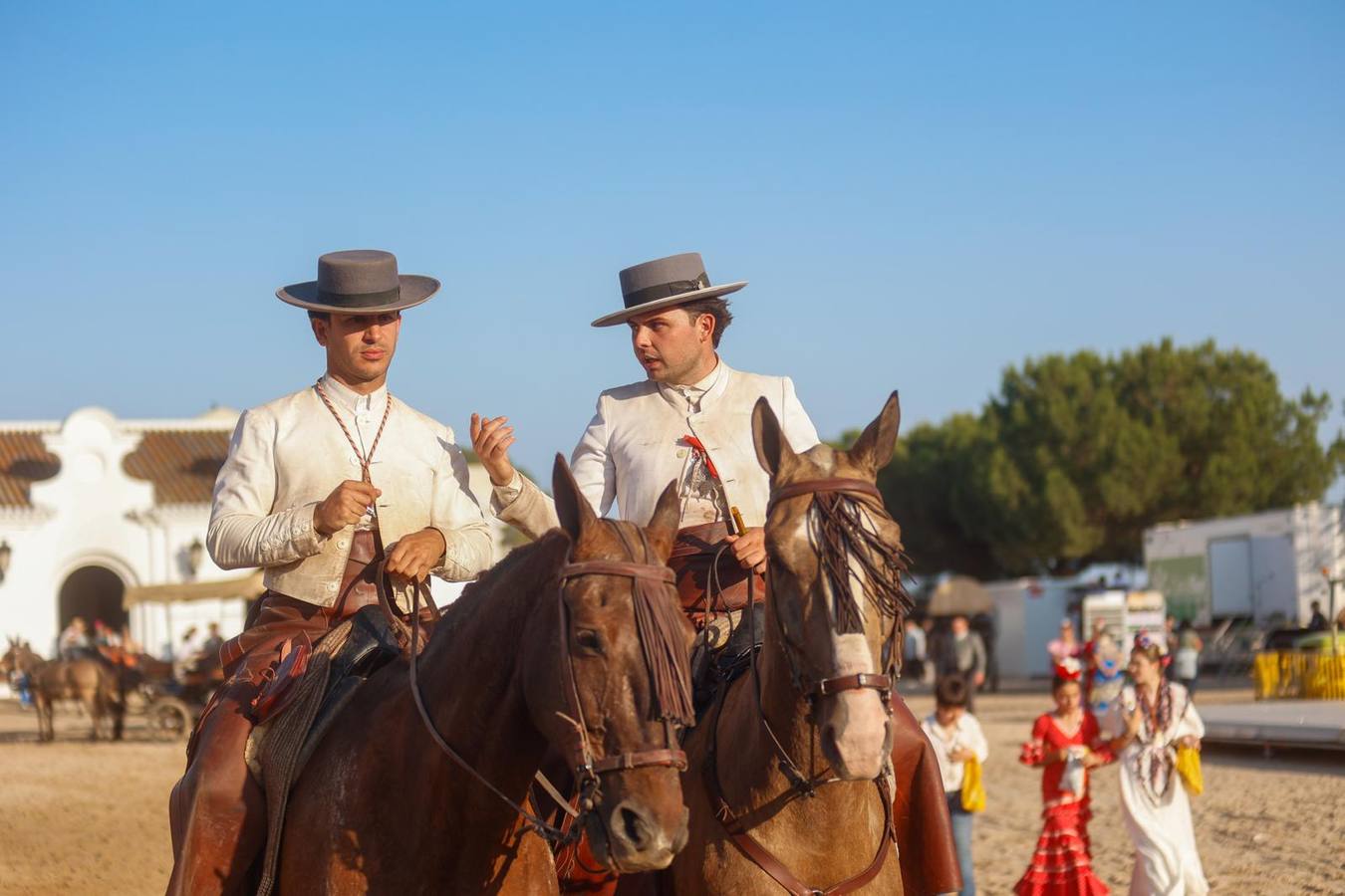 La ermita ha recibido este viernes previo a Pentecostés la visita de miles de romeros