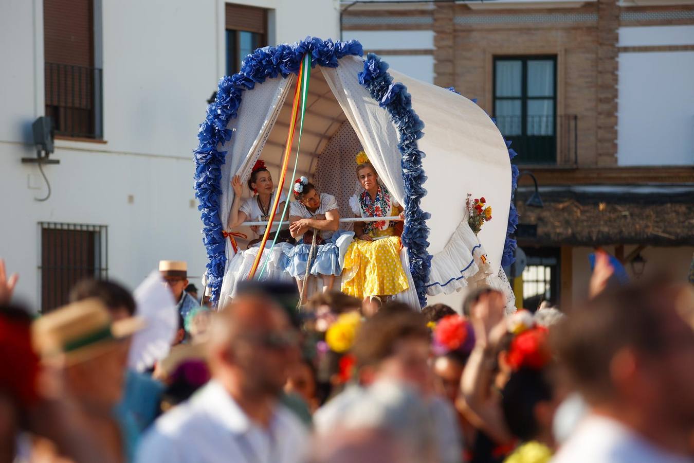 La ermita ha recibido este viernes previo a Pentecostés la visita de miles de romeros
