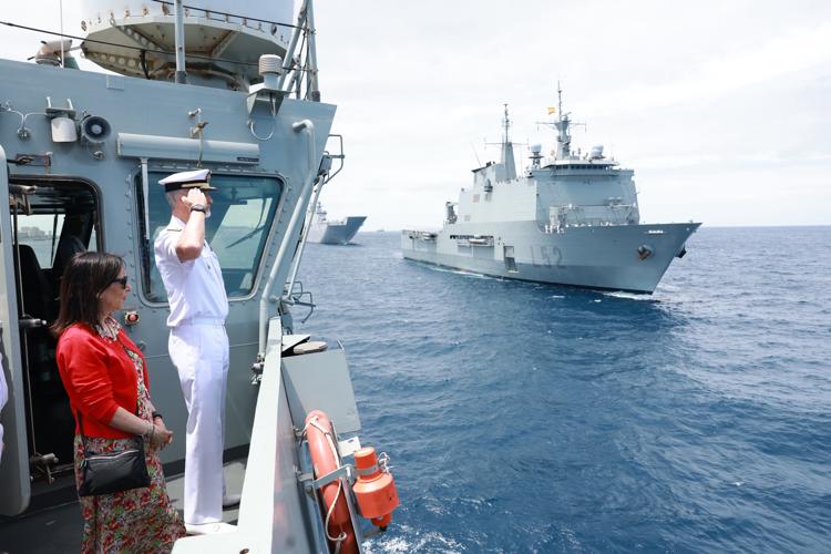 El Rey preside, en Las Palmas de Gran Canaria, la revista naval a bordo del Buque de Acción Marítima «Tornado» (P-44), con motivo de los actos por el Día de las Fuerzas Armadas 2025